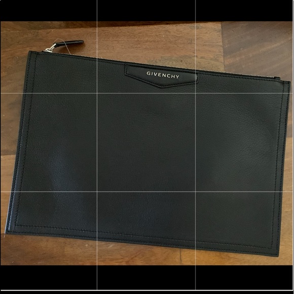 🆕 GIVENCHY
Black Grained Medium Antigona Pouch - Picture 5 of 7
